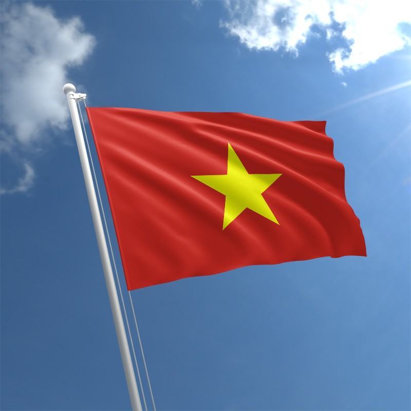 Hình ảnh lá cờ Việt Nam phấp phới trong nắng
