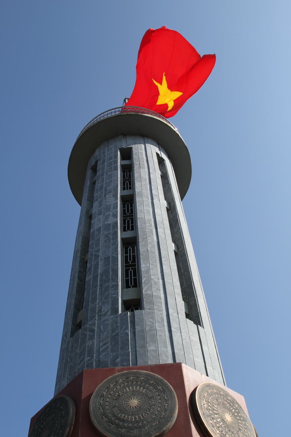 Hình ảnh quốc kỳ Việt Nam tung bay