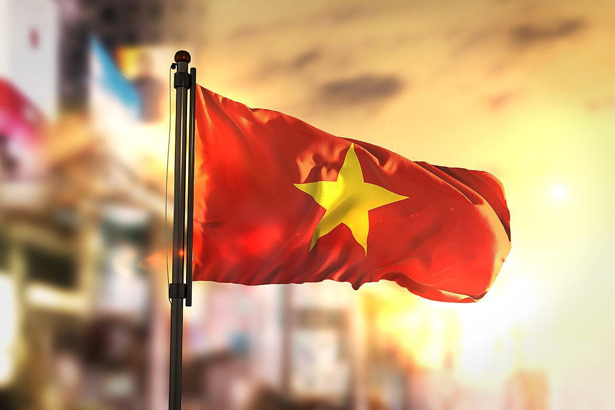 Hình ảnh lá cờ Việt Nam tung bay