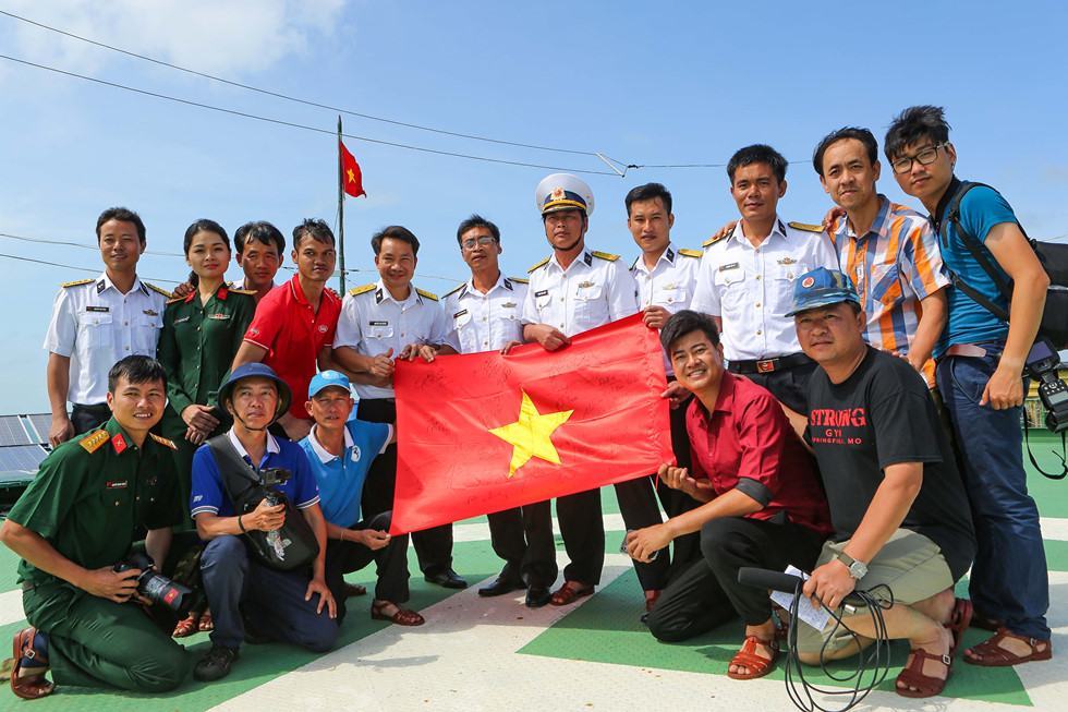 Hình ảnh lá cờ Việt Nam và người lính đảo