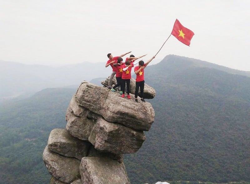 Chụp ảnh với lá cờ Việt Nam