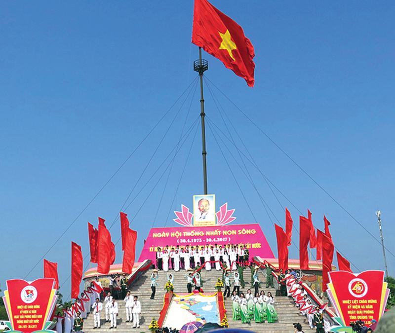 Hình ảnh lá cờ Việt Nam phấp phới