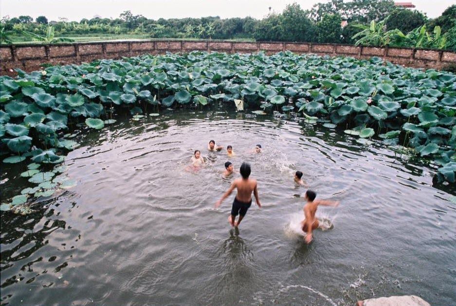 Ảnh đẹp em bé tắm ở ao làng