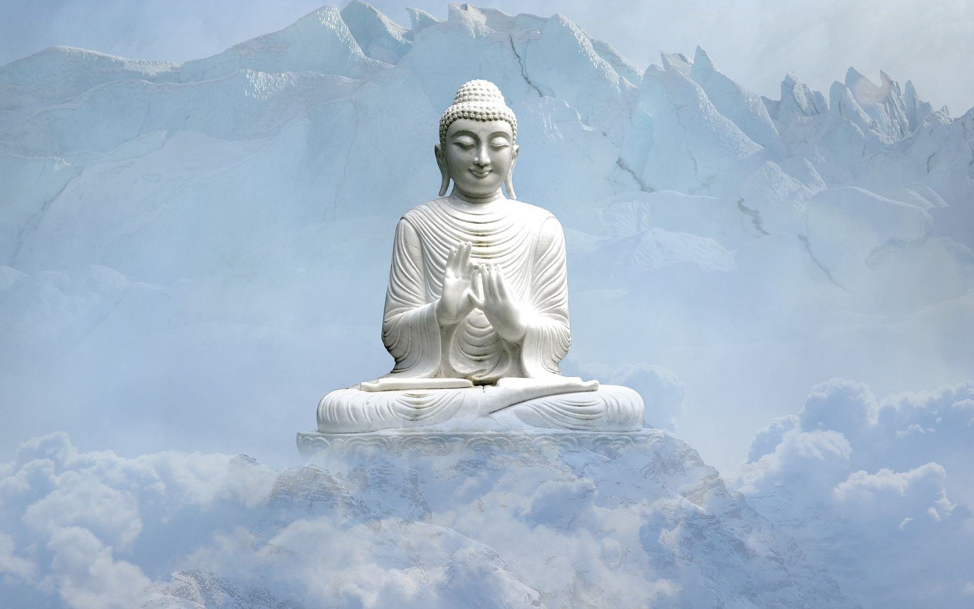 Hình ảnh đẹp của Đức Phật trên núi