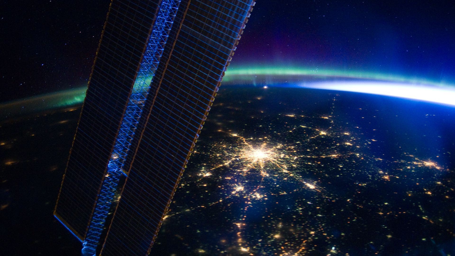 Hình ảnh Trái đất về đêm nhìn từ trạm vũ trụ