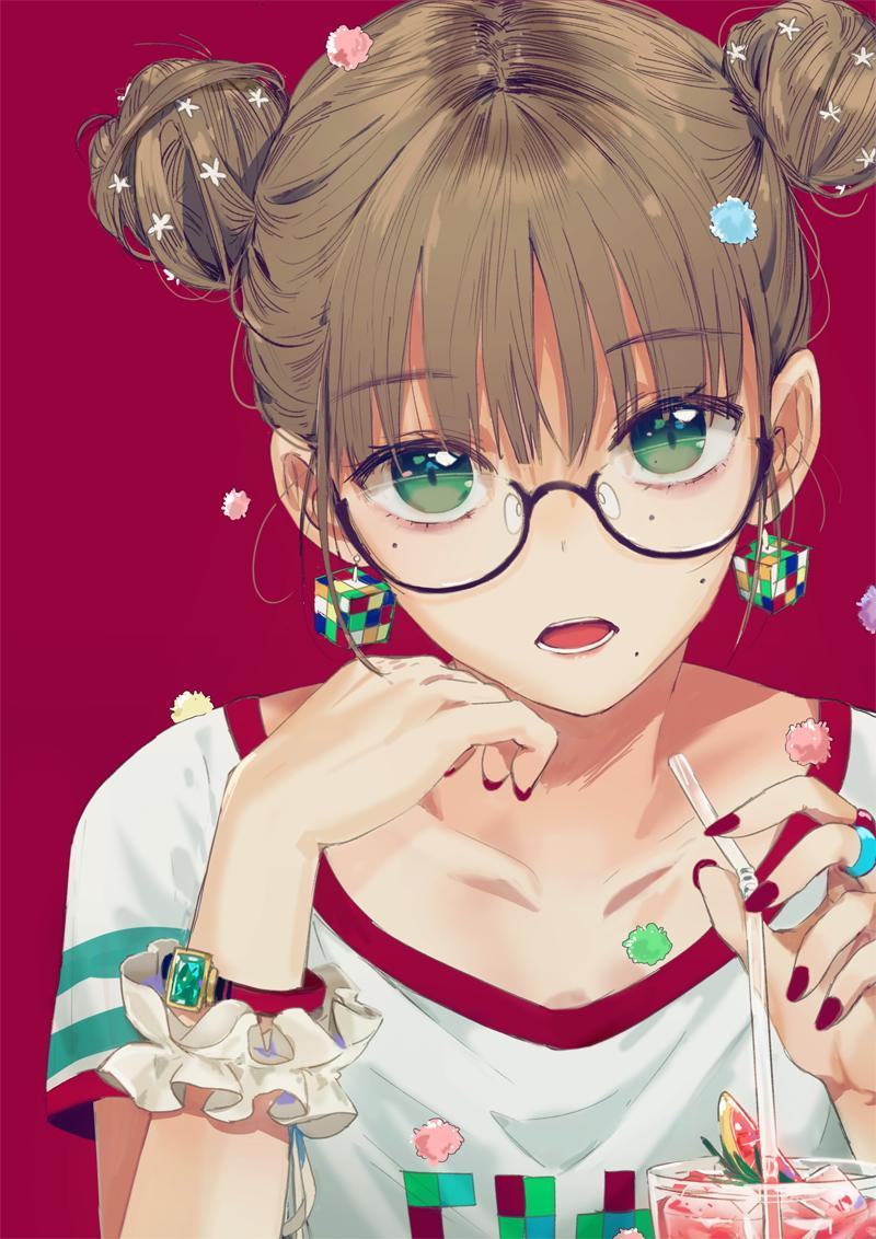 Cô gái anime đeo kính cá tính