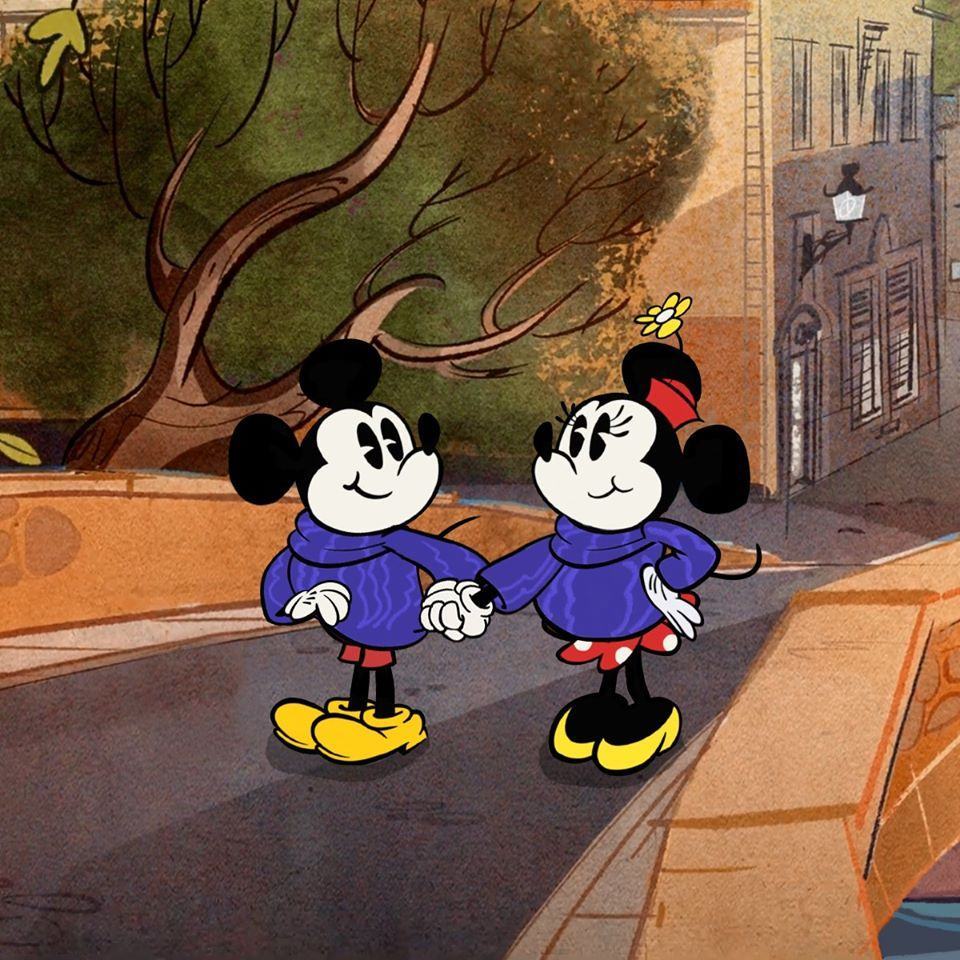 Chuột Mickey nắm tay bạn gái trong mùa đông