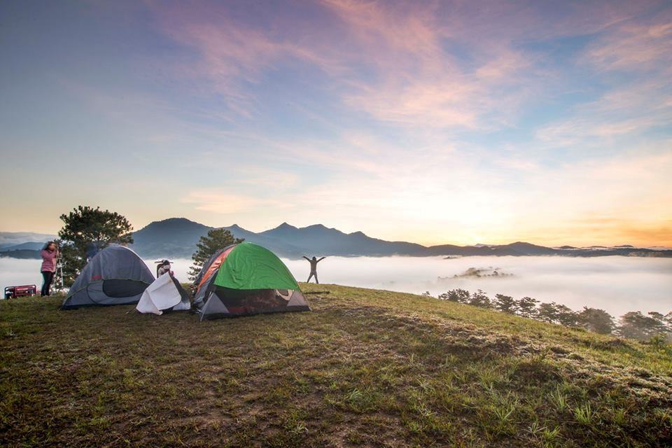 Cắm trại trên đỉnh núi săn mây đuổi nắng