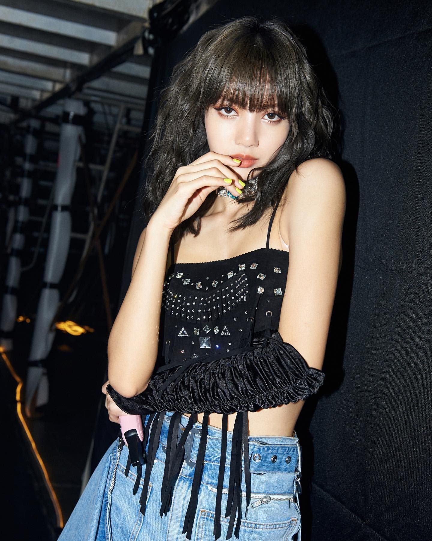 Hình ảnh Lisa với phong cách thời trang gây sốt châu Á