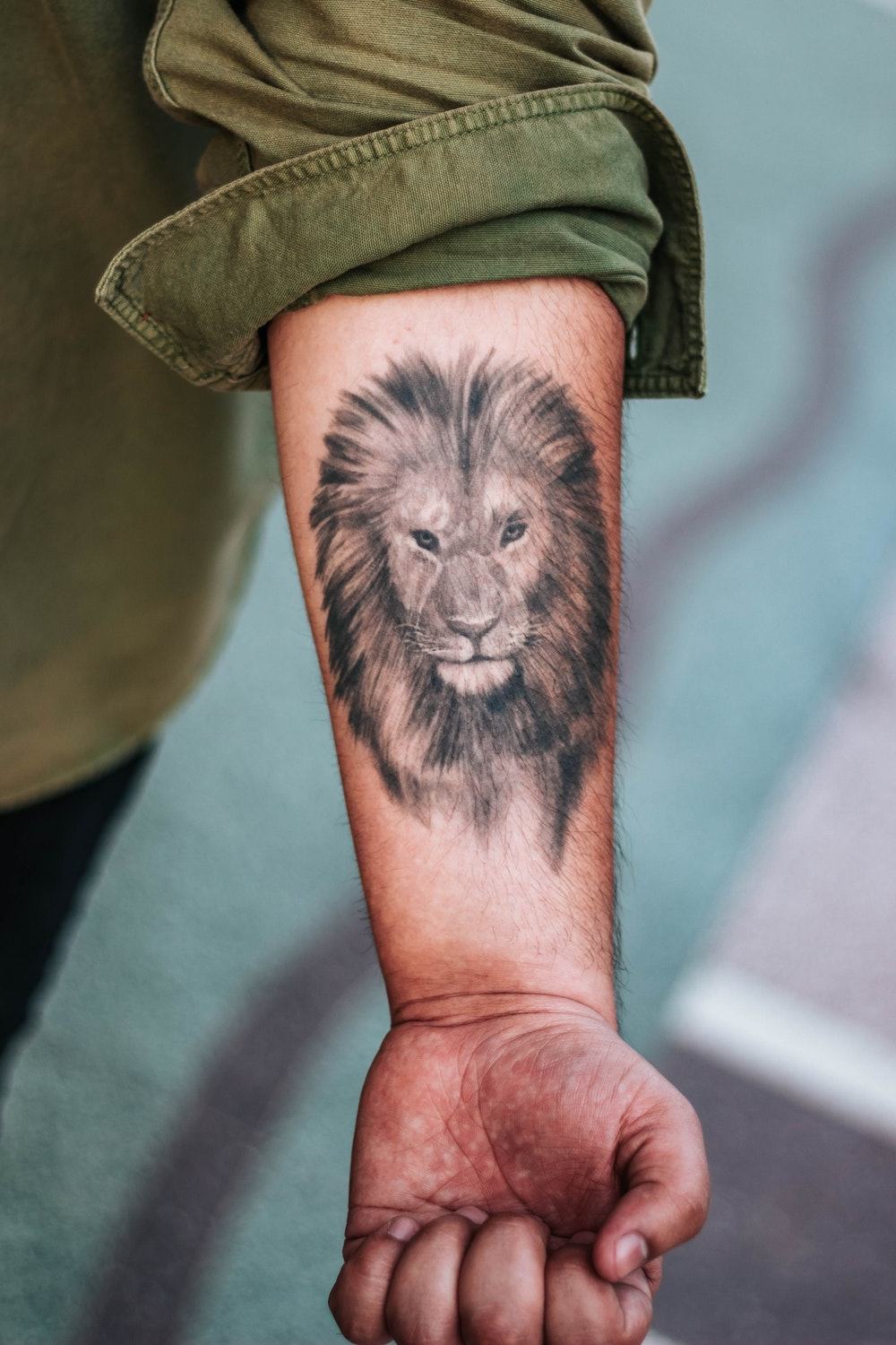 Hình xăm nghệ thuật với hình xăm sư tử tượng trưng cho lòng dũng cảm