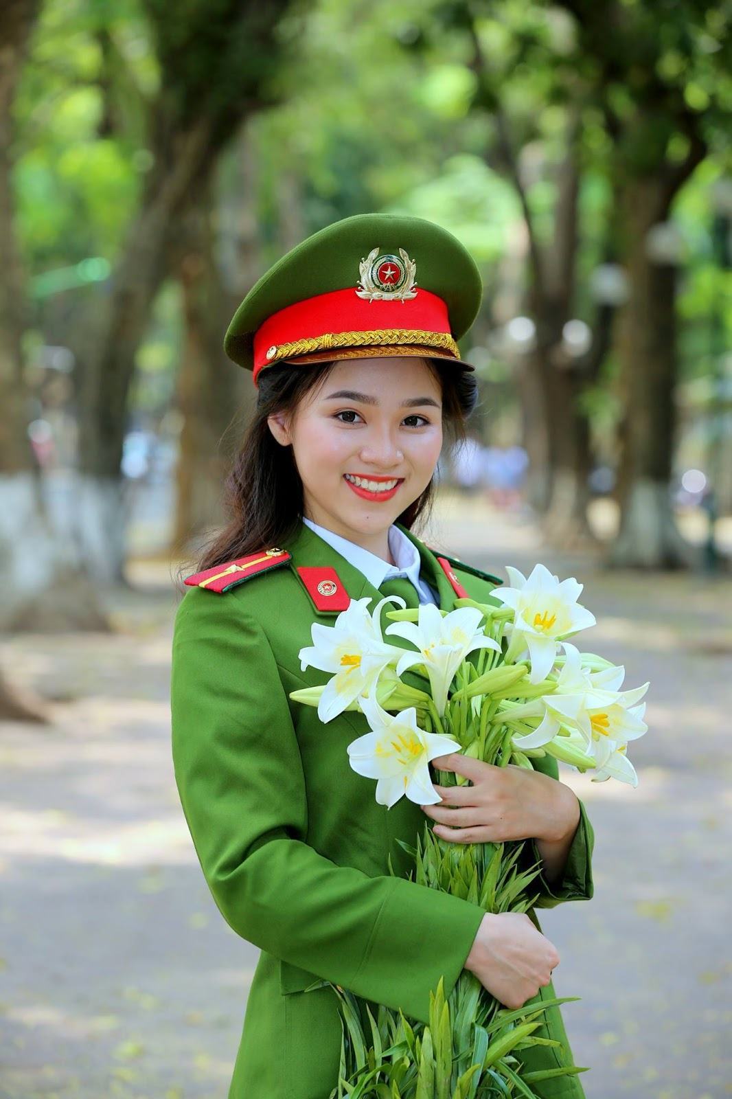 Hình ảnh nữ công an cầm bó hoa