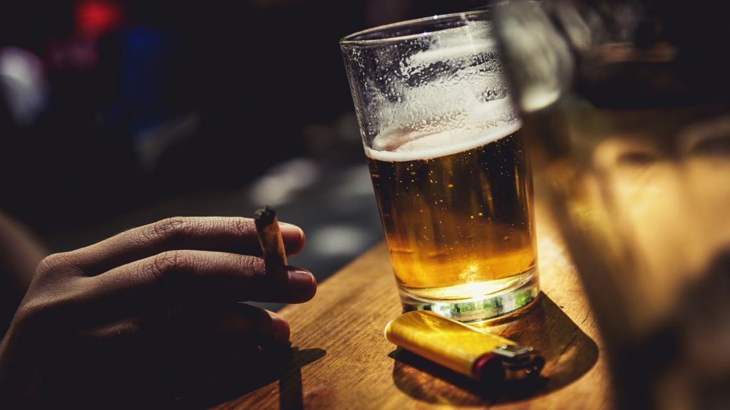Hình ảnh uống bia và hút thuốc