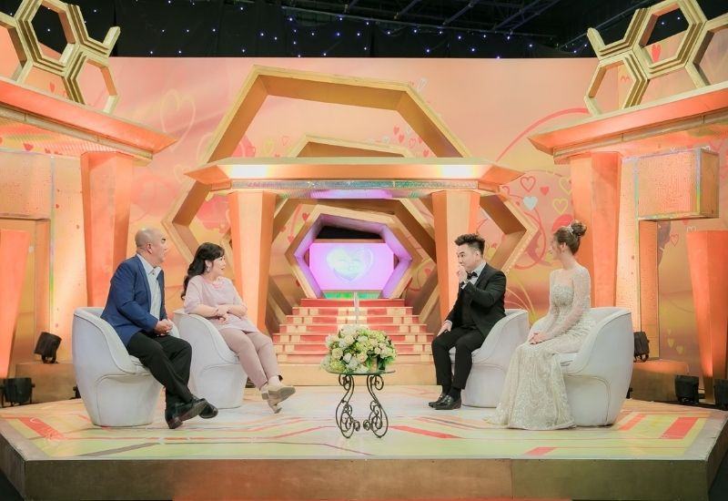 Xemesis là ai?  Seeesis và Non xoài có cuộc sống hôn nhân với MC Quốc Thuận và Hồng Vân trong chương trình Vợ chồng son.