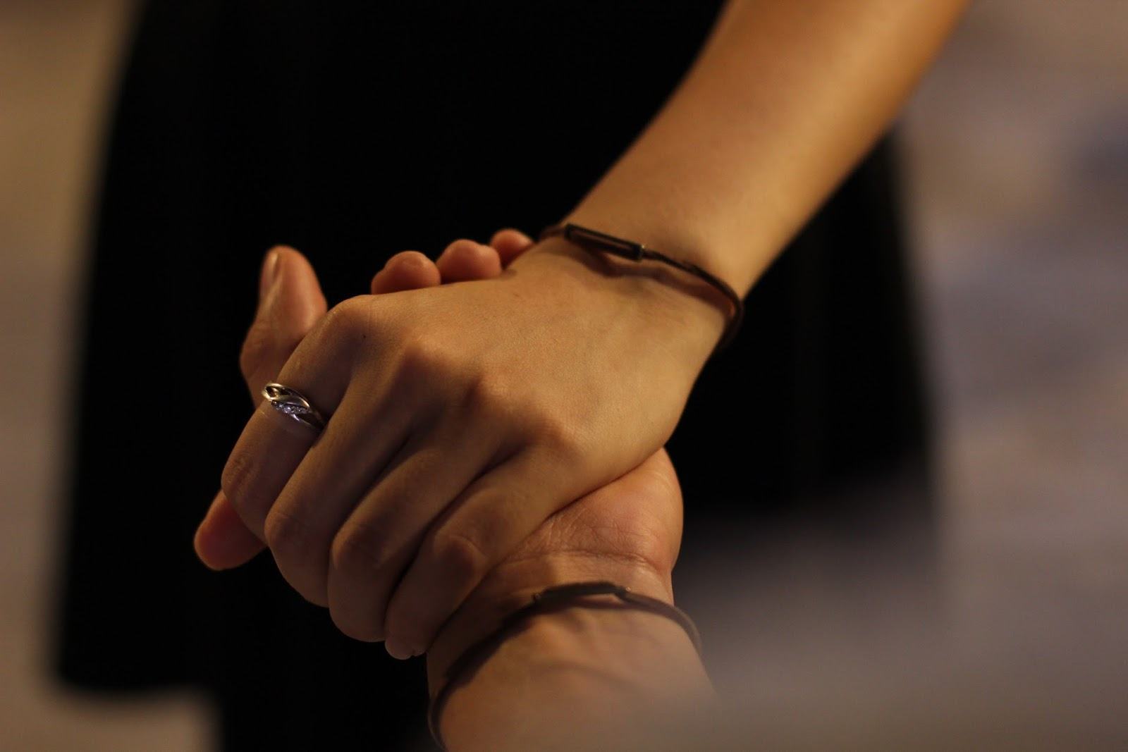Hình ảnh tình yêu đẹp nam nữ nắm tay nhau