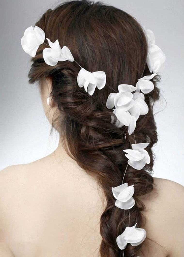 Kiểu tóc cô dâu cài hoa đẹp nhất trong ngày cưới