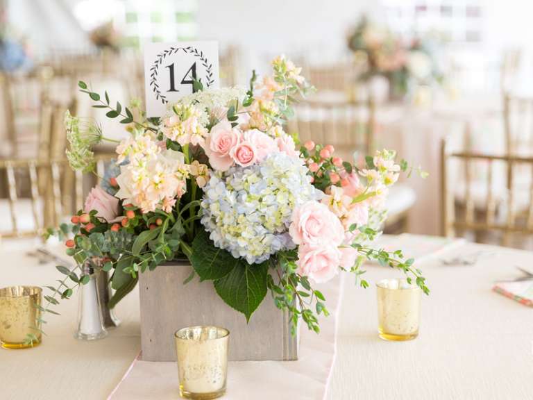 Hoa để bàn tiệc cưới