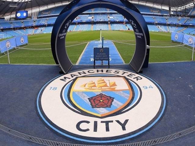 Hình ảnh logo Man City trên sân