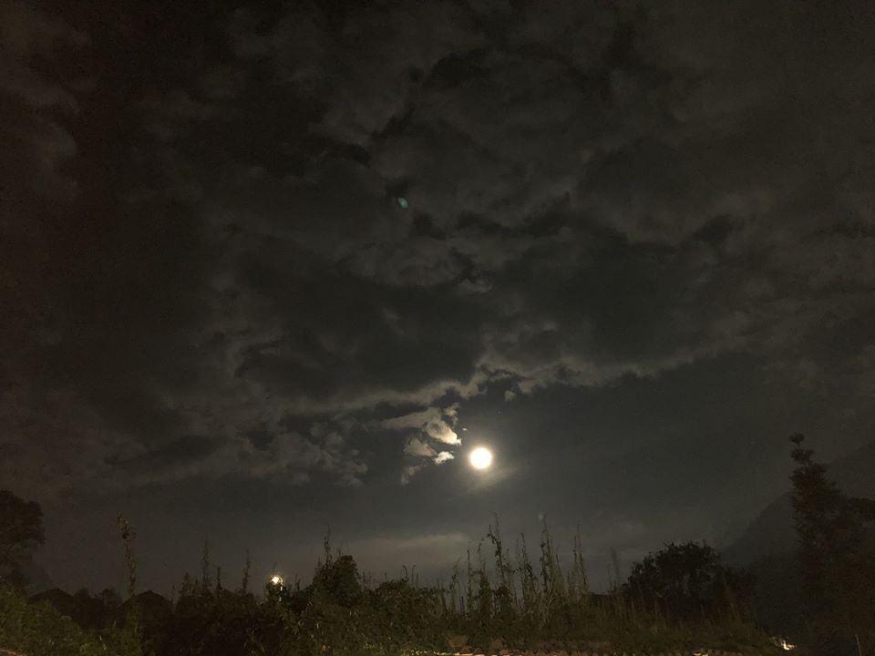 Hình ảnh bầu trời đêm với mặt trăng và những đám mây