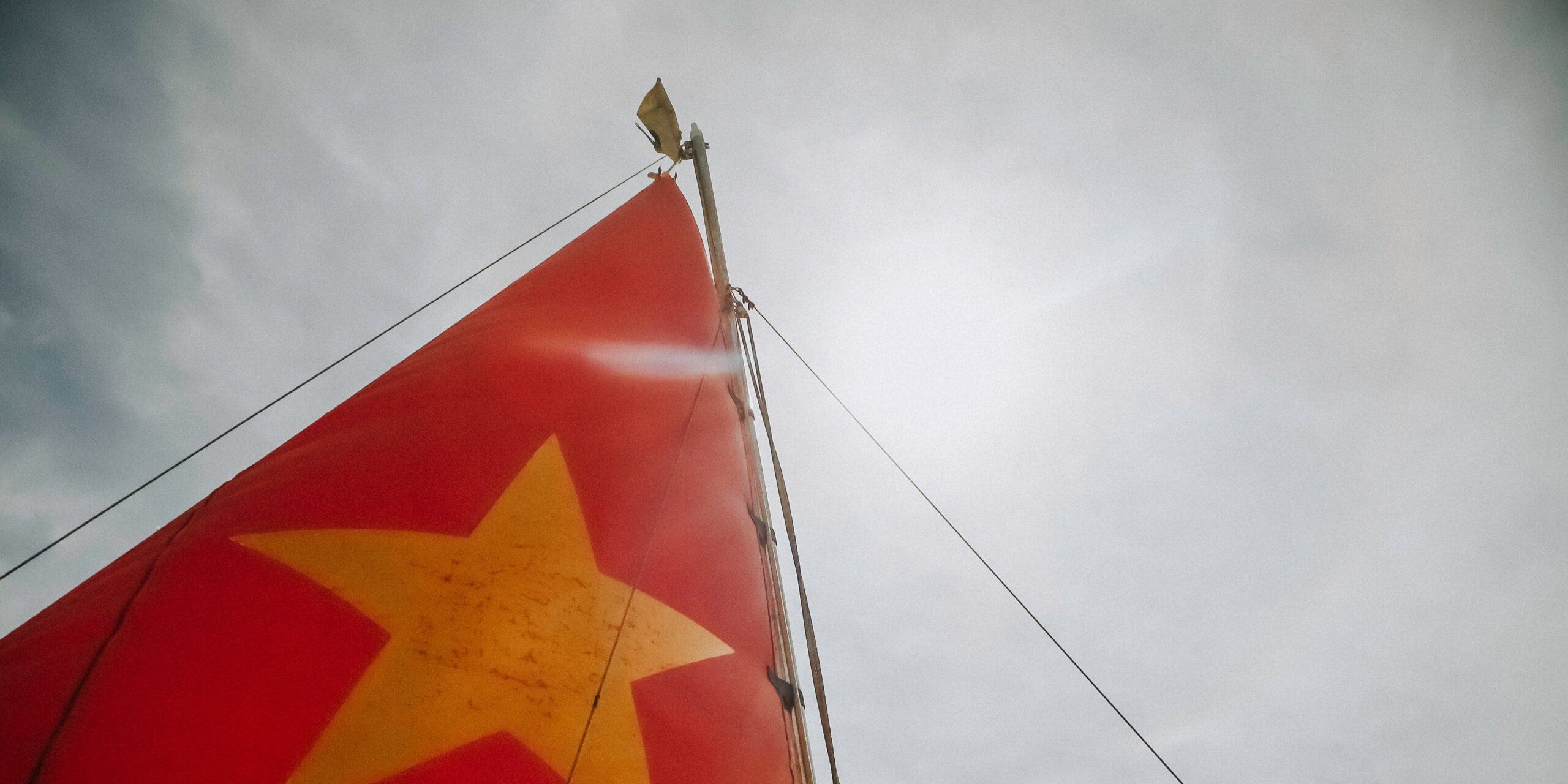 Hình ảnh cánh buồm căng gió với lá cờ đỏ sao vàng