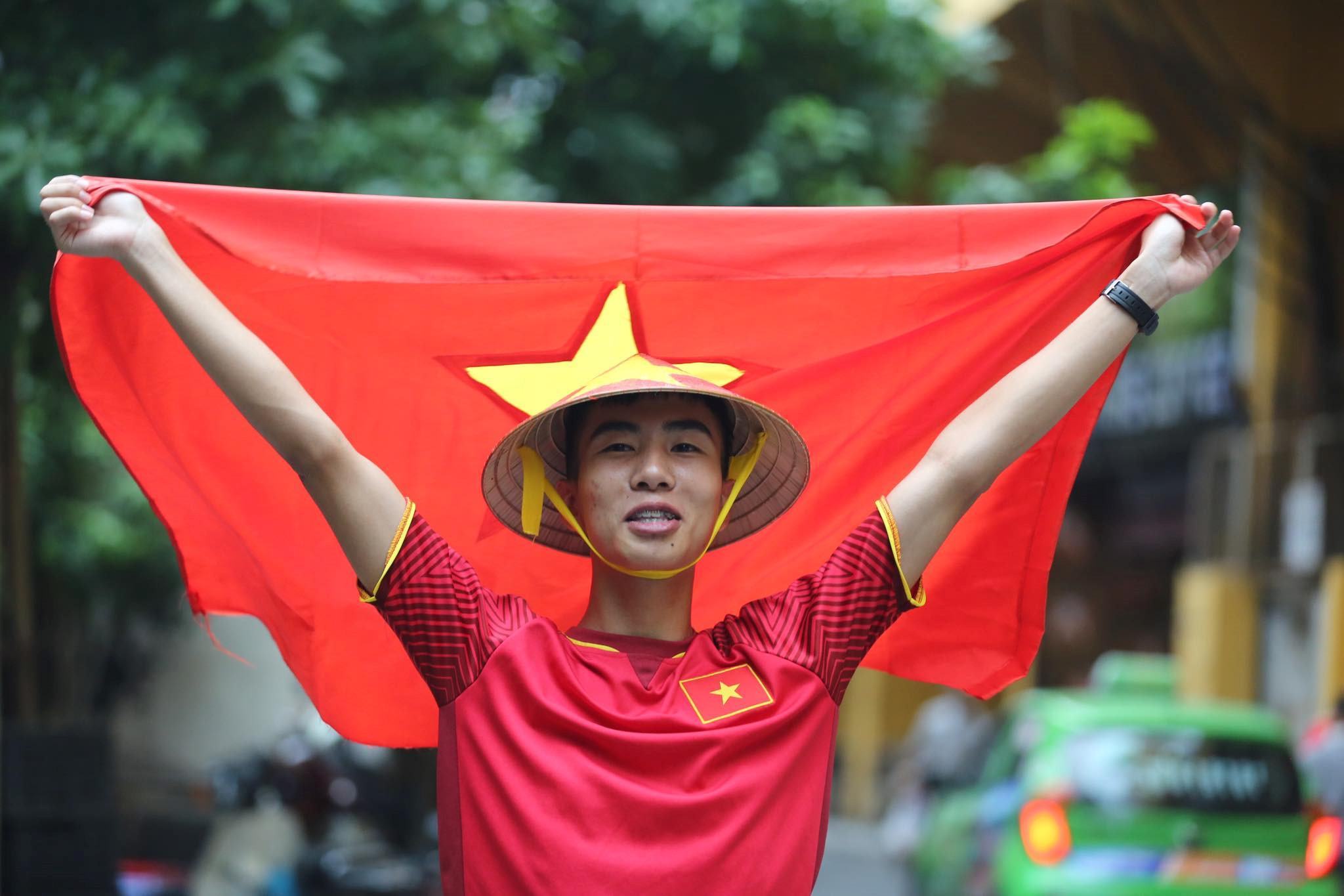 Hình ảnh lá cờ đỏ sao vàng niềm tự hào của dân tộc Việt Nam