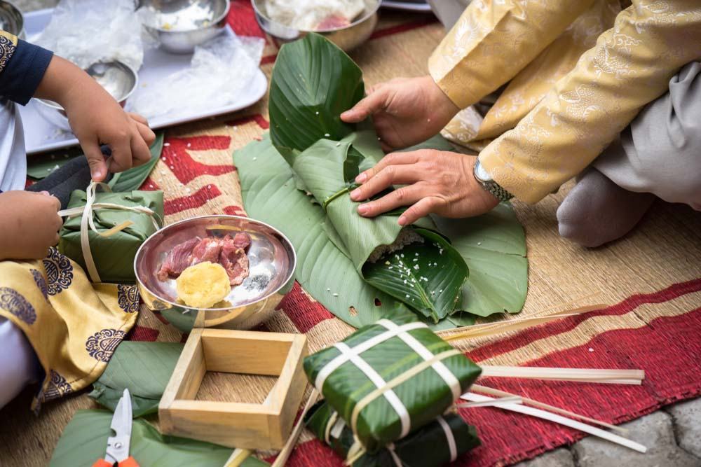 Hình ảnh đẹp về người dân gói bánh chưng đón Tết ở Việt Nam