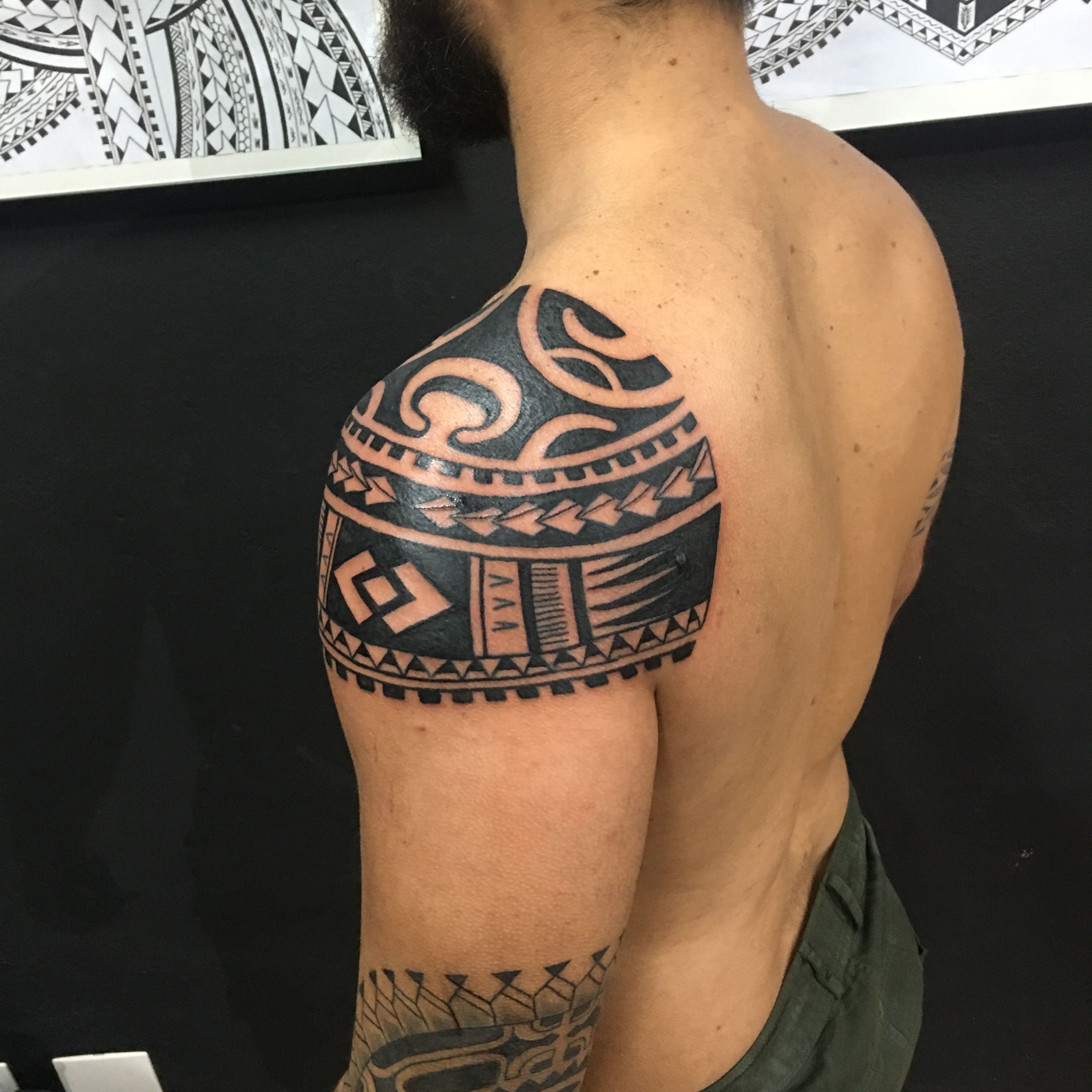 hình xăm maori trên cánh tay