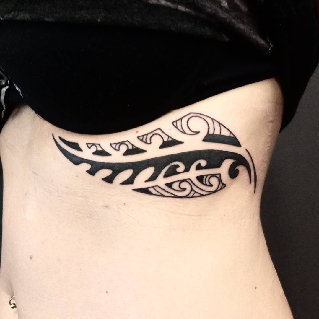 Hình xăm chữ Maori đẹp nhất ở eo cho nữ