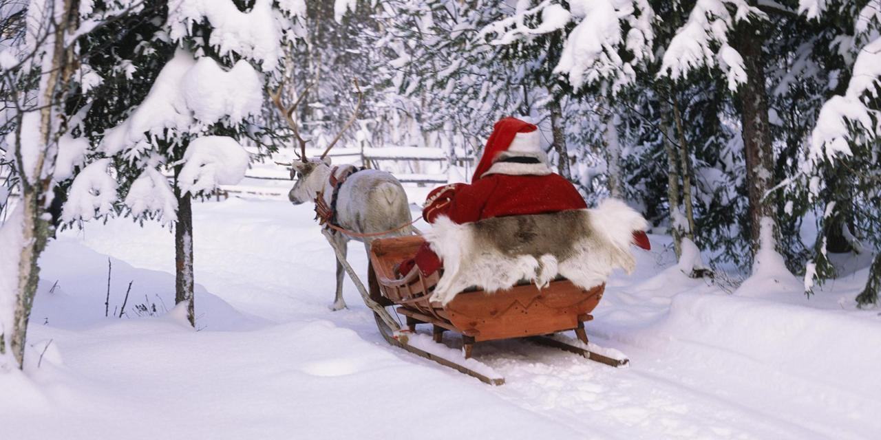 Hình ảnh ông già Noel cưỡi tuần lộc trên tuyết