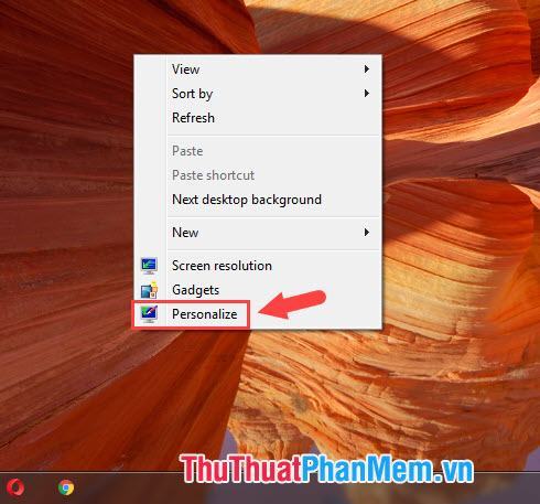 Nhấp chuột phải vào màn hình nền và chọn Cá nhân hóa