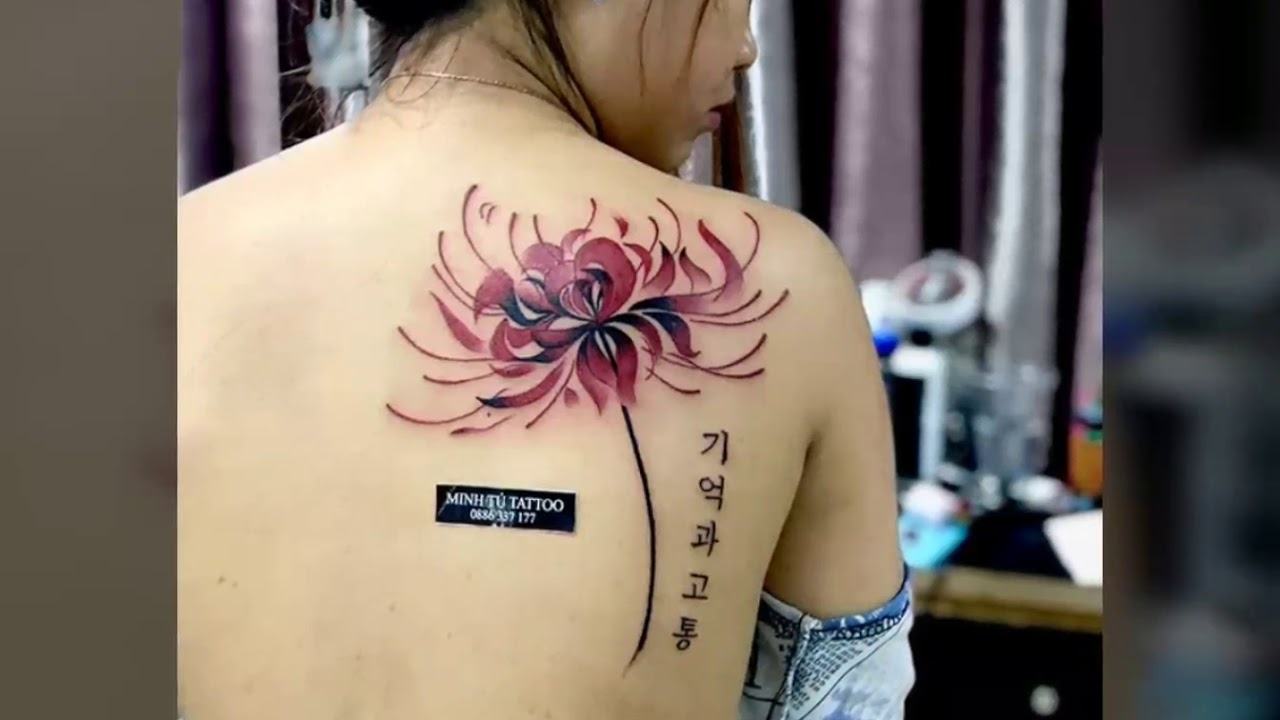 Hình xăm bông hoa và dòng chữ Hàn Quốc bên cạnh