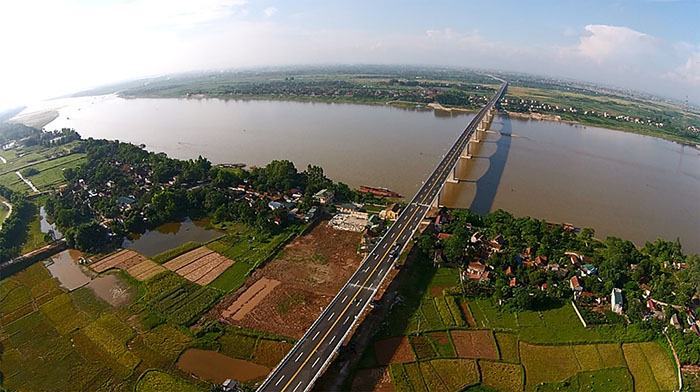 Cây cầu bắc qua dòng sông quê hương Việt Nam