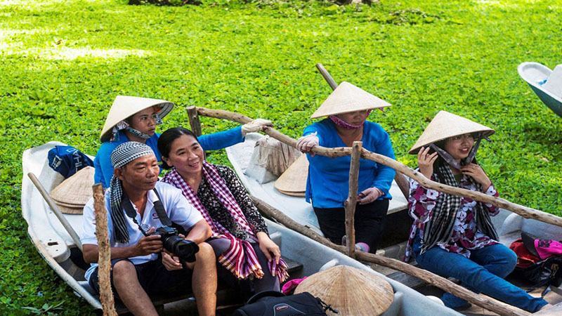 Du lịch bằng thuyền trên quê hương Việt Nam
