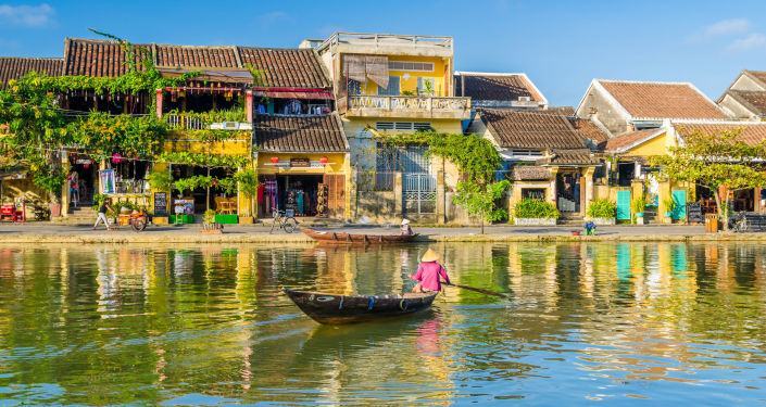 Hình ảnh con người quê hương Việt Nam gắn liền với sông núi