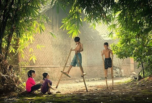 Hình ảnh trẻ em vui chơi ở làng quê Việt Nam
