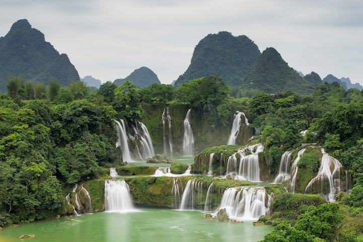 Núi non hùng vĩ trên quê hương Việt Nam