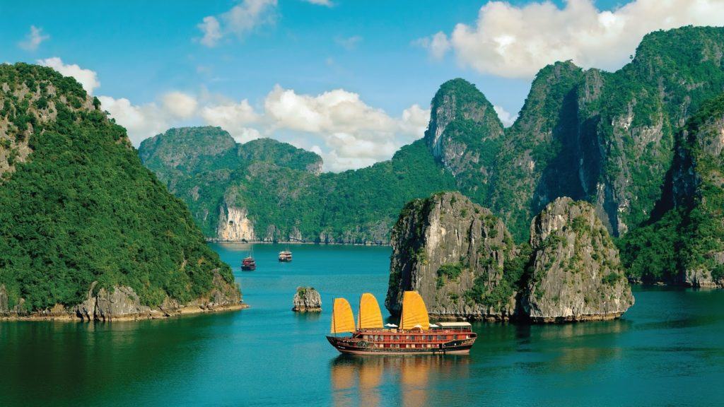 Vịnh Hạ Long xinh đẹp và là kỳ quan của quê hương Việt Nam