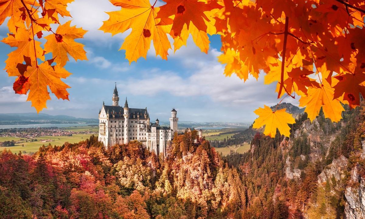 Hình ảnh mùa thu tuyệt đẹp của núi rừng với những tòa lâu đài cổ kính