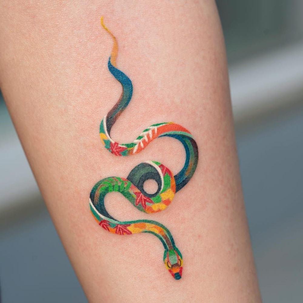 hình xăm con rắn đầy màu sắc
