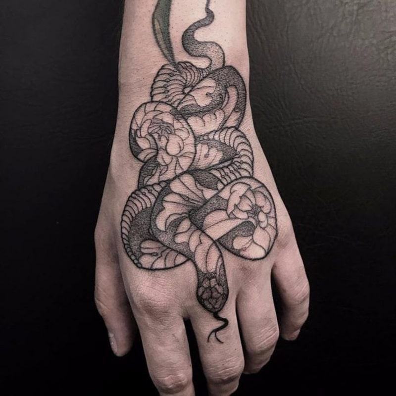 Hình xăm con rắn ở tay