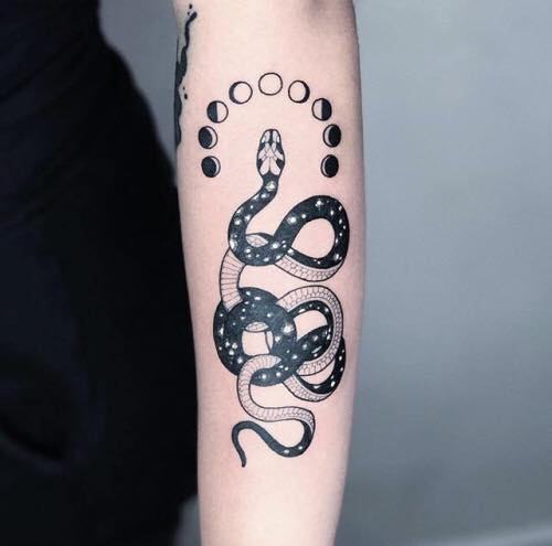 Hình xăm con rắn ở cánh tay