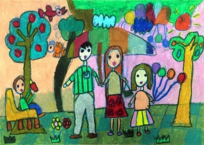 Học sinh vẽ tranh về chủ đề gia đình