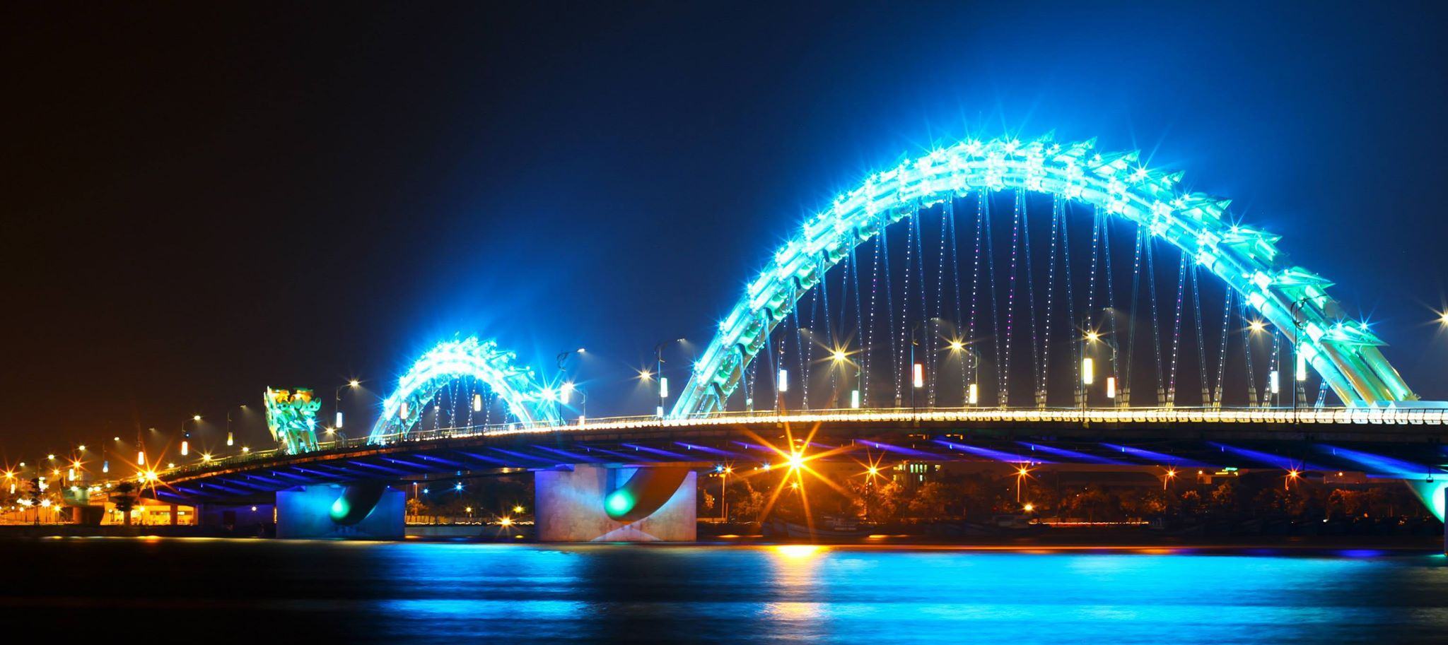 Cầu Rồng Đà Nẵng bật đèn xanh