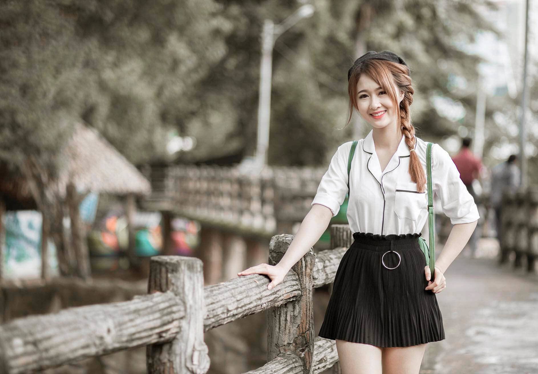 Ảnh girl xinh mặc váy xếp ly ngắn