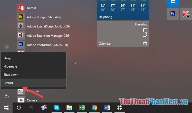 Mở menu Start, chọn Power, sau đó nhấn giữ nút Shift và nhấn Restart