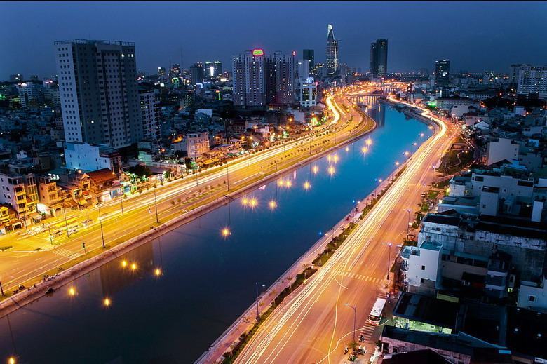Hình ảnh rực rỡ của thành phố Sài Gòn bên sông về đêm