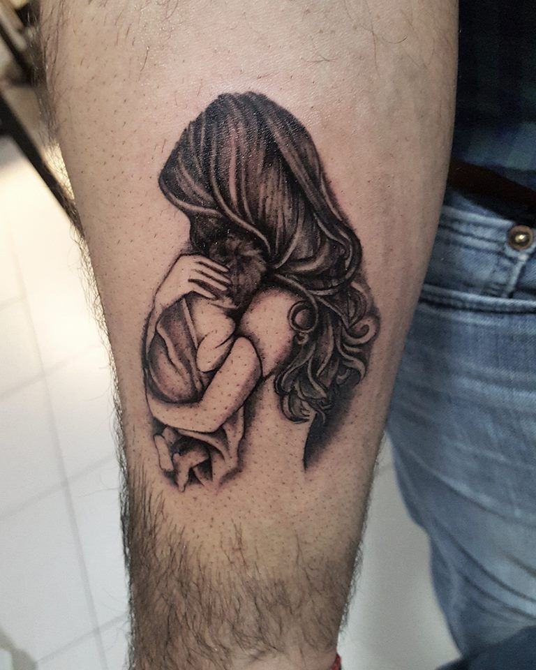 Hình xăm mẹ ôm con Hình xăm sau vai Hình xăm chữ family  Tatuagem  feminina braço Tatuagens laterais femininas Tatuagem
