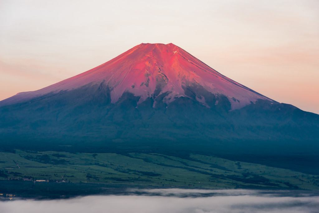 Hình ảnh núi Phú Sĩ màu đỏ