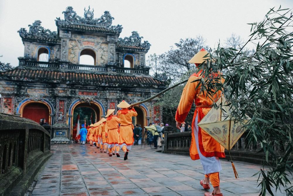 Hình ảnh nghi thức kéo cờ ngày Tết ở Đại Nội Huế