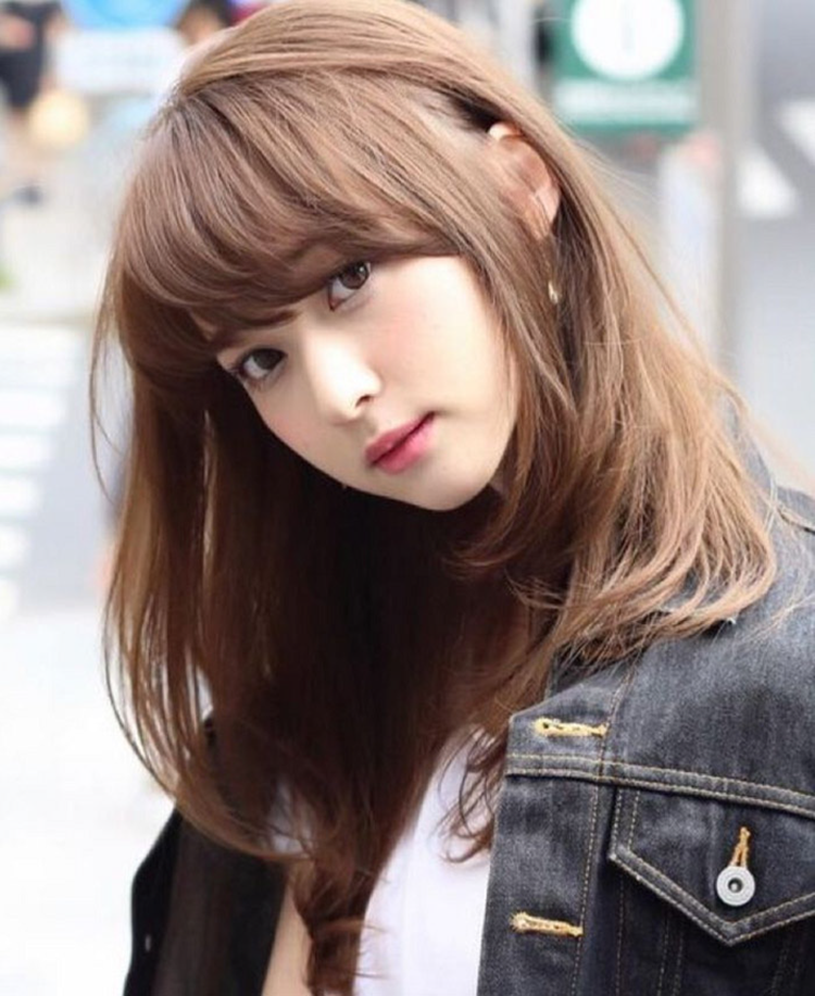 Chestnut brown hair color lifts skin tone