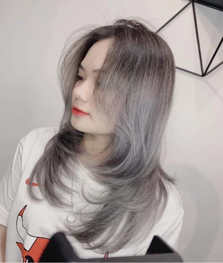 Smoky gray hair color is suitable for many skin types